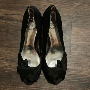 Black bow pumps
